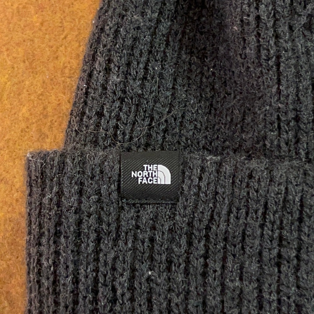 The North Face Unisex OS Black Ribbed Knit Cuffed Logo Patch Beanie Hat New - Picture 2 of 5